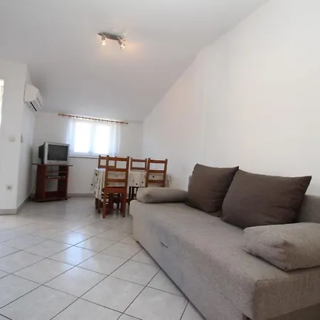 In Mit Eigenem Balkon By Interhome דירה